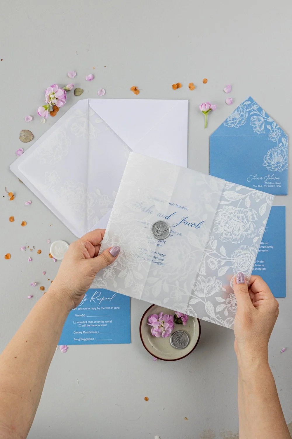 invitations de mariage bleu poussiéreux, invitation de mariage transparente avec fleurs blanches