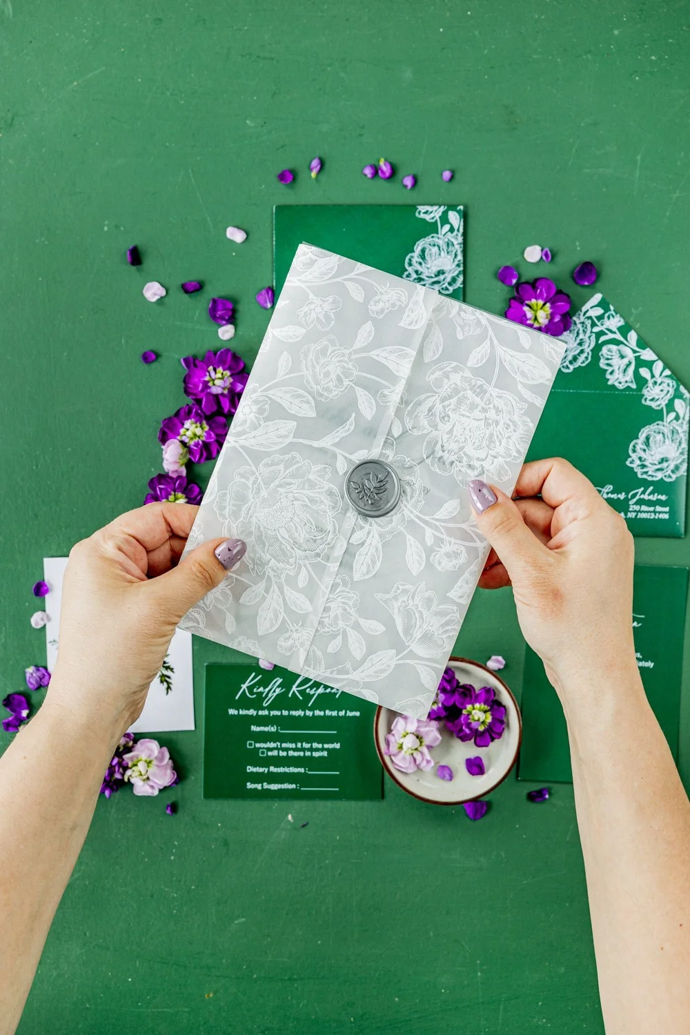 Invitation en acrylique ou en verre enveloppée de vélin, invitations de mariage vertes et blanches, invitations transparentes.