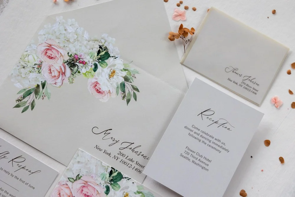 Glas oder Acryl Hochzeitseinladungen, Beige Plexi Hochzeitseinladung mit weißen Pfingstrosen und Rosen