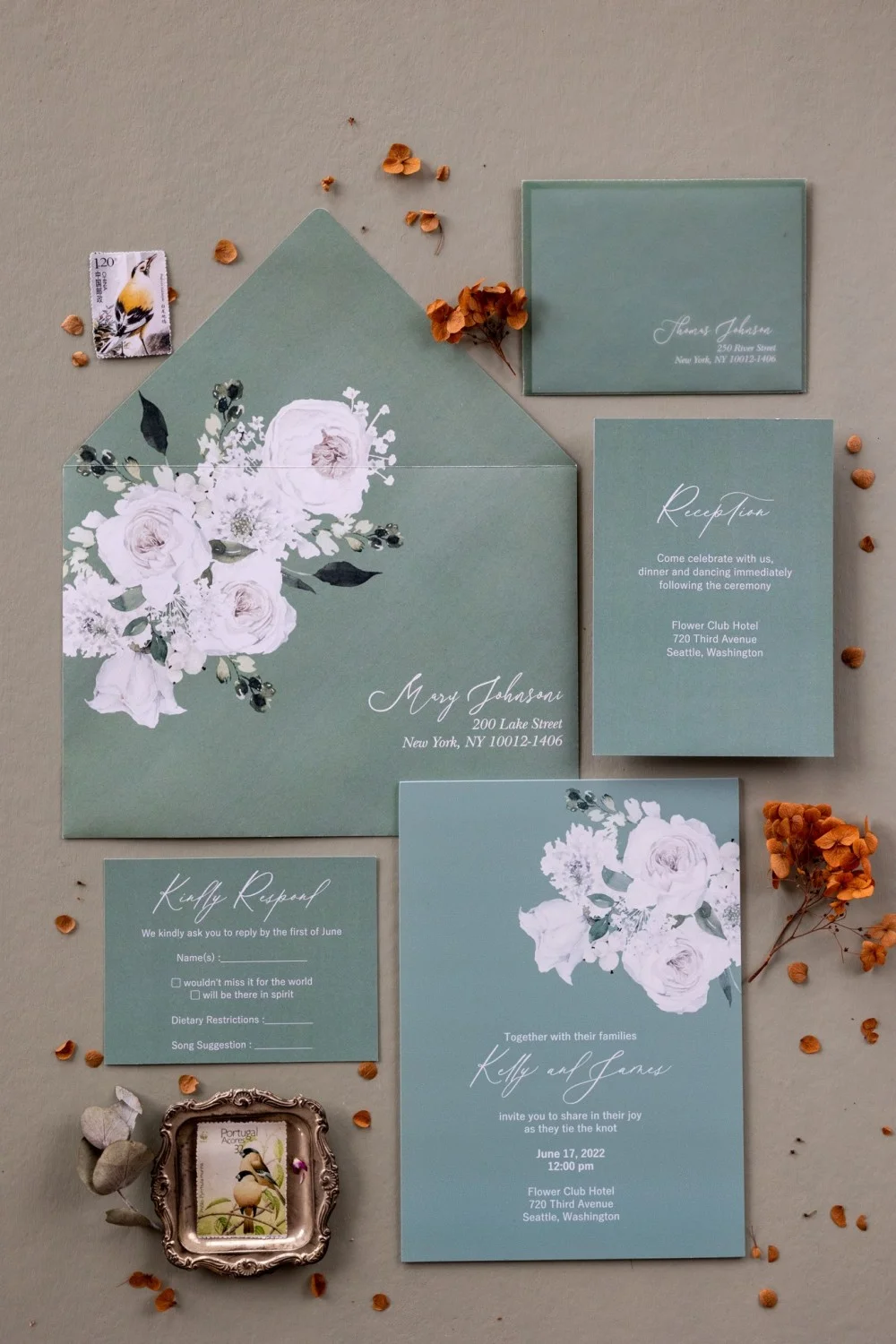 Invitaciones de boda en vidrio o acrílico verde salvia, diseño personalizado y elegante con flores blancas - GL18