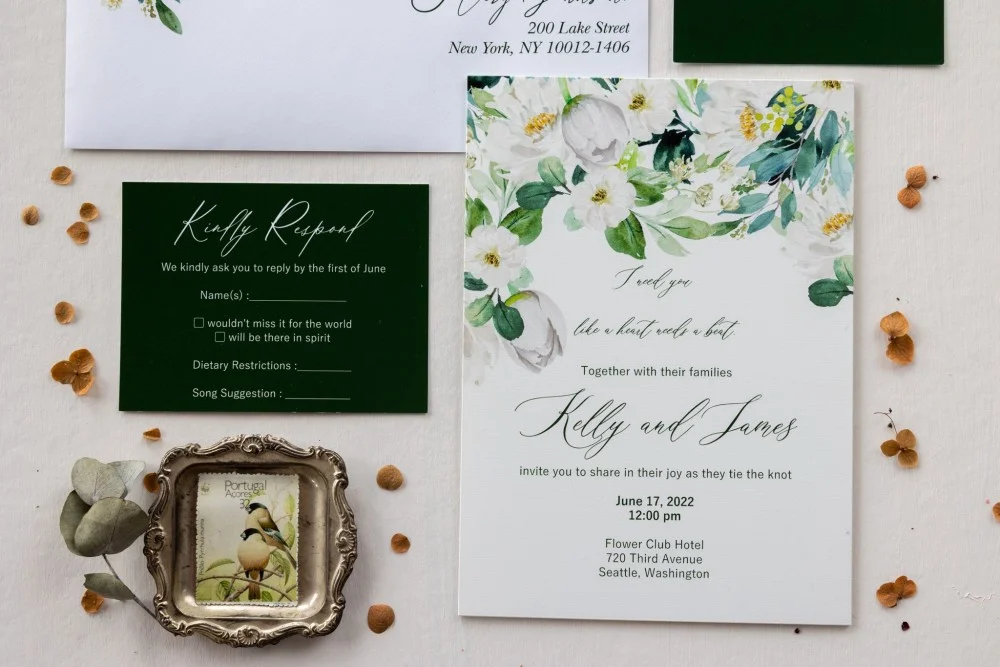 Inviti di nozze in vetro o acrilico, invito di nozze verde intenso con peonie e tulipani bianchi