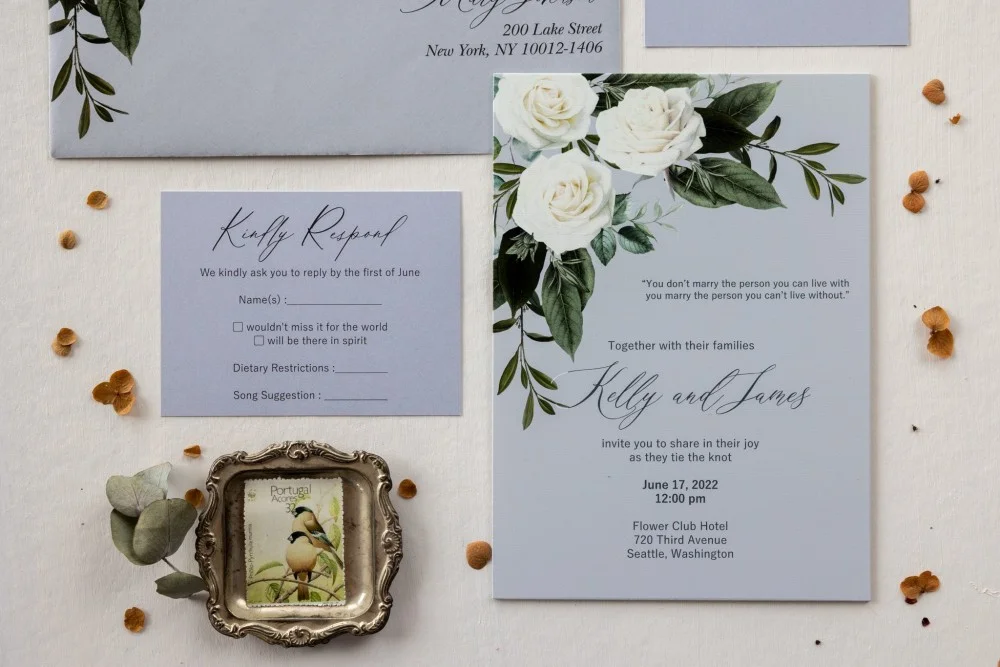 Invitaciones de boda en acrílico o cristal, Invitaciones de boda en cristal o acrílico gris con rosas blancas