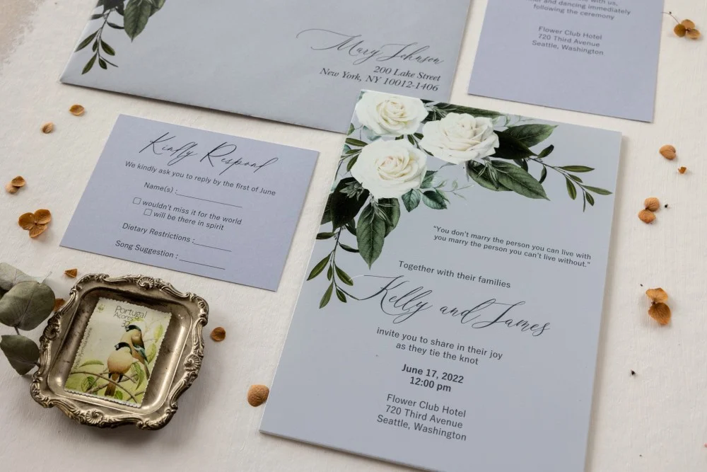 invitations de mariage en plexi gris tourterelle, invitations de mariage en verre ou en acrylique gris avec roses blanches