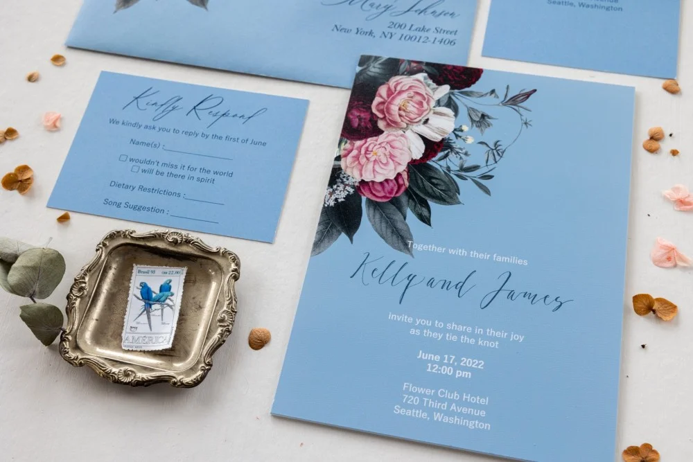 Elegante Glas- oder Acryl-Hochzeitseinladungen in Dusty Blue mit Vintage-Blumen - GL21