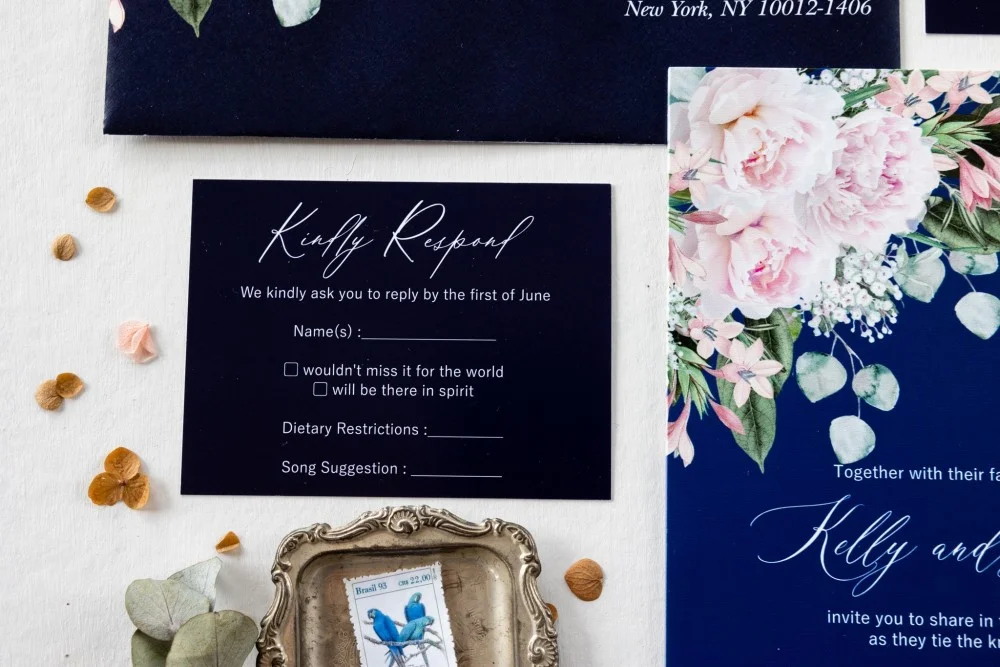 cartes de mariage en verre ou en acrylique bleu foncé avec pivoines rose blush