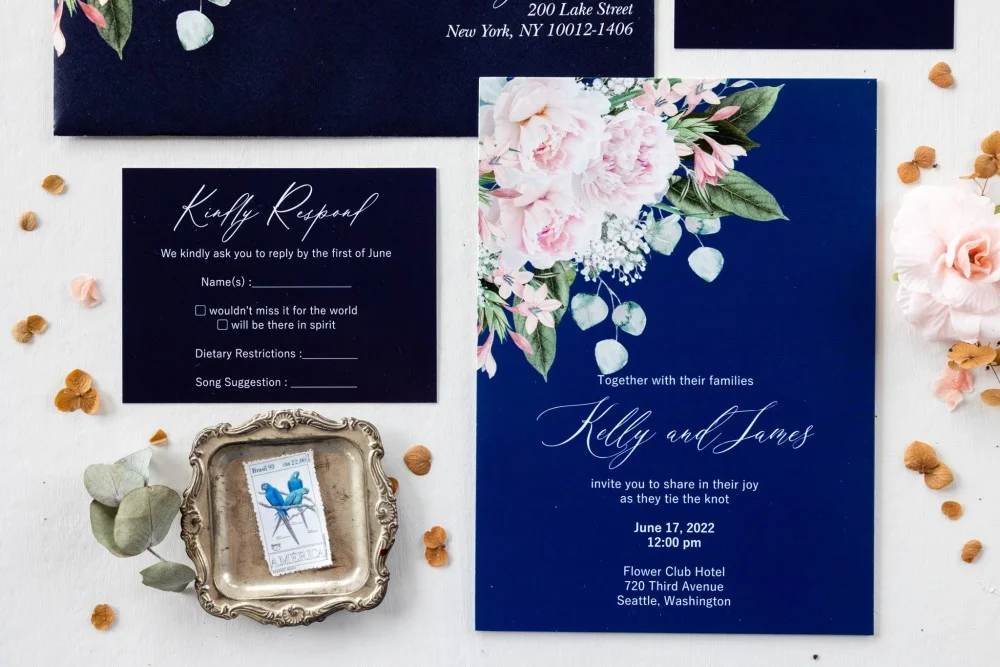 cartes de mariage en verre ou en acrylique bleu foncé avec pivoines rose blush