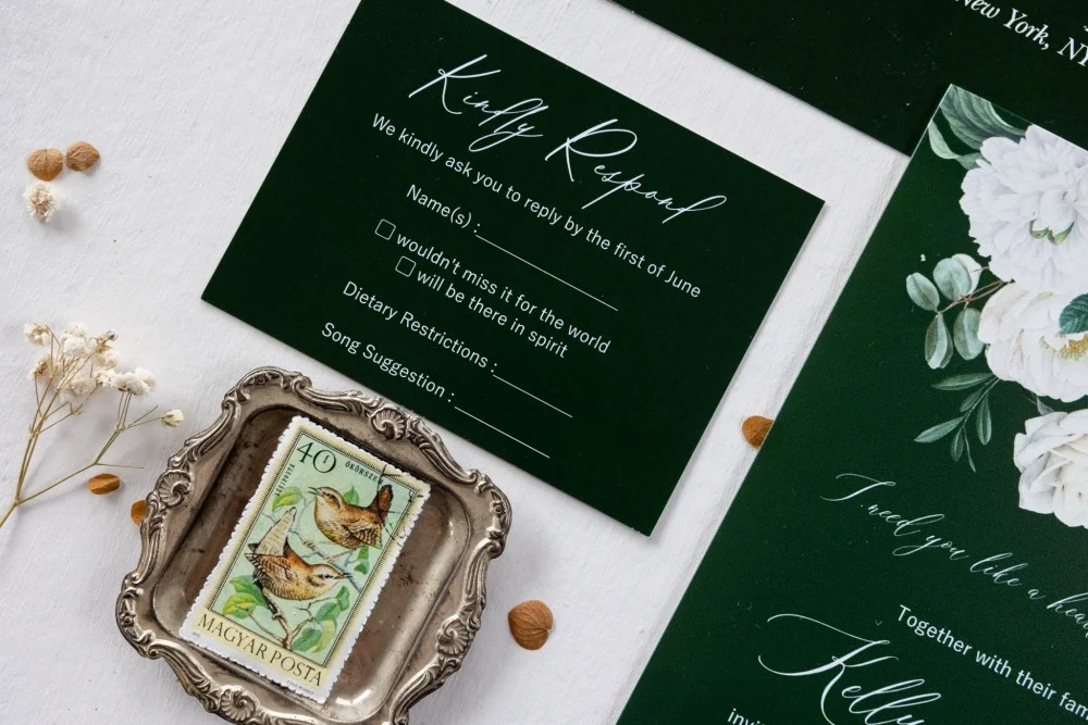 Acryl Hochzeitseinladungen, Deep Green Hochzeitseinladung mit weißen Pfingstrosen und Rosen, Acryl Waldgrün Einladung