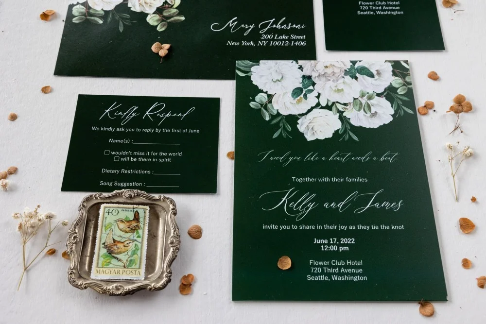 Invitación de boda verde intenso con peonías y rosas blancas, Invitación de boda verde bosque de acrílico