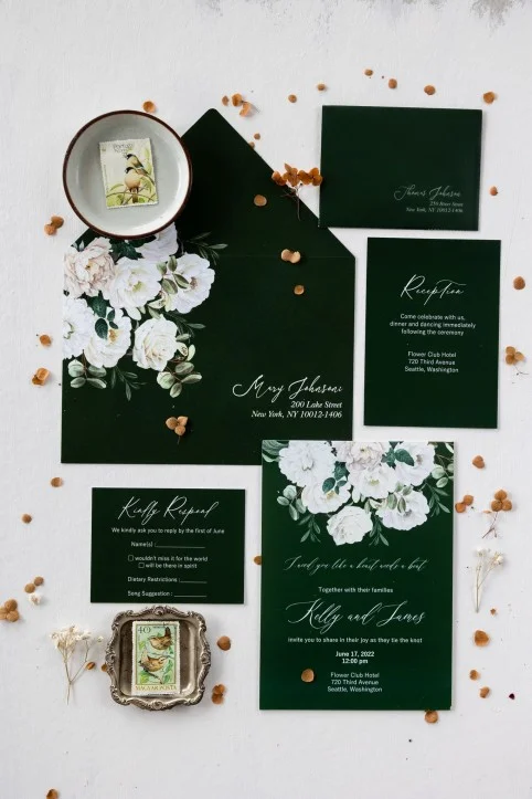 Invitación de boda verde intenso con peonías y rosas blancas, Invitación de boda verde bosque de acrílico