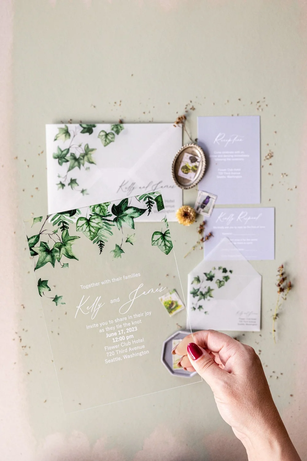 Partecipazione di nozze botanica in acrilico con edera, invito di nozze verde trasparente in plexi o vetro