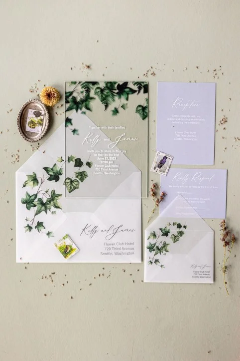 Invitation de mariage botanique en acrylique avec lierre, invitation de mariage verte transparente en plexi ou en verre.