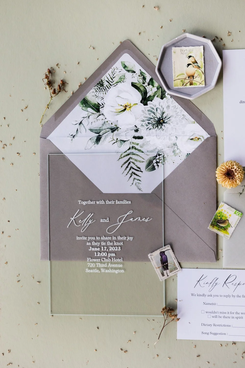 Boho Plexiglas Hochzeitseinladung mit weißen Blumen - Transparente Grüne Einladung - GL25