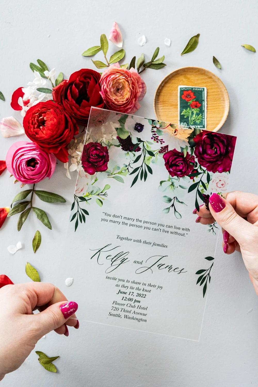 Elegante Herbstzauber: Acryl- oder Glas-Hochzeitseinladungen mit burgunderroten Blumen - GL3