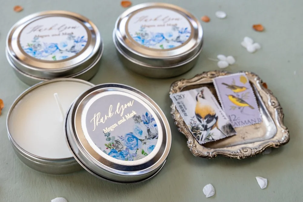 Candele di cera di soia personalizzate e fatte a mano per gli invitati al matrimonio con testo in oro e fiori blu