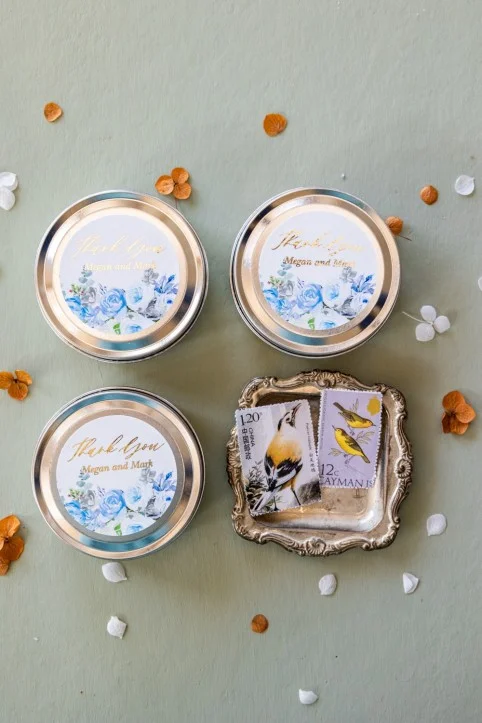 Bougies de cire de soja personnalisées, faites à la main, pour les invités d'un mariage, avec texte en or et fleurs bleues.