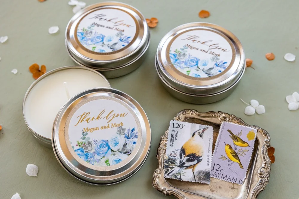 Velas de cera de soja personalizadas y hechas a mano para los invitados de su boda con texto dorado y flores azules