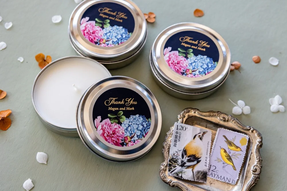 Velas de cera de soja personalizadas y hechas a mano para los invitados de su boda con texto dorado y flores de hortensia