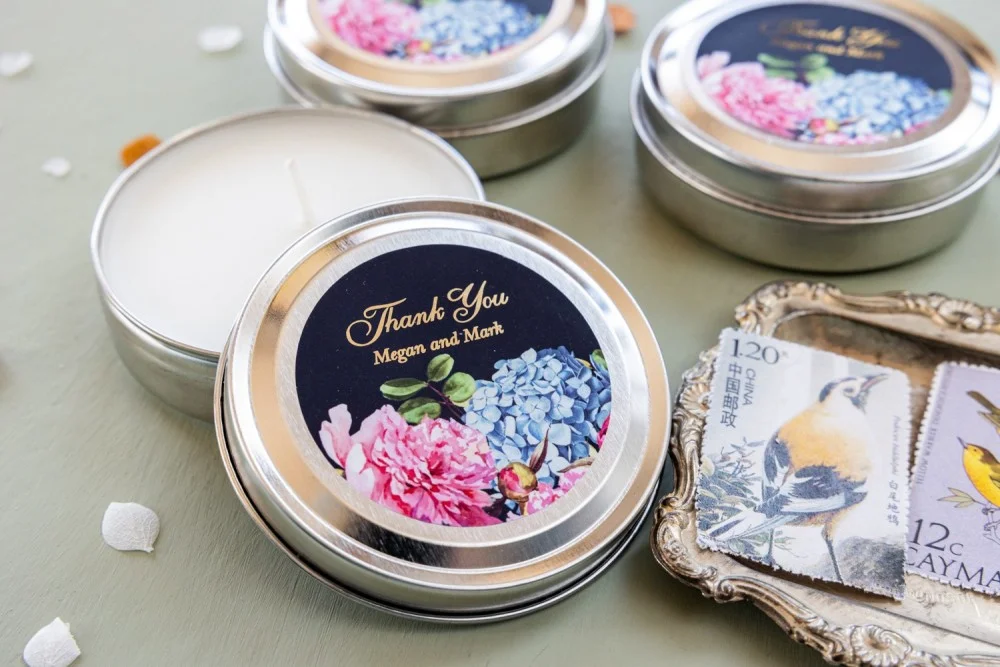 Personalisierte, handgefertigte Sojawachskerzen als Geschenk für Ihre Hochzeitsgäste mit goldenem Text und Hortensienblüten