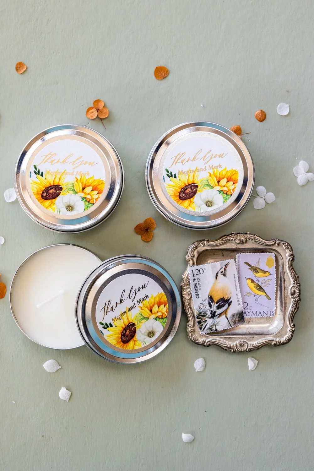 Handgefertigte Sojawachskerzen mit Goldtext und Sonnenblumen - Personalisierte Geschenke für Hochzeitsgäste - T7