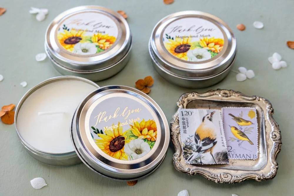 Velas de cera de soja personalizadas y hechas a mano para los invitados de su boda con texto dorado y girasoles