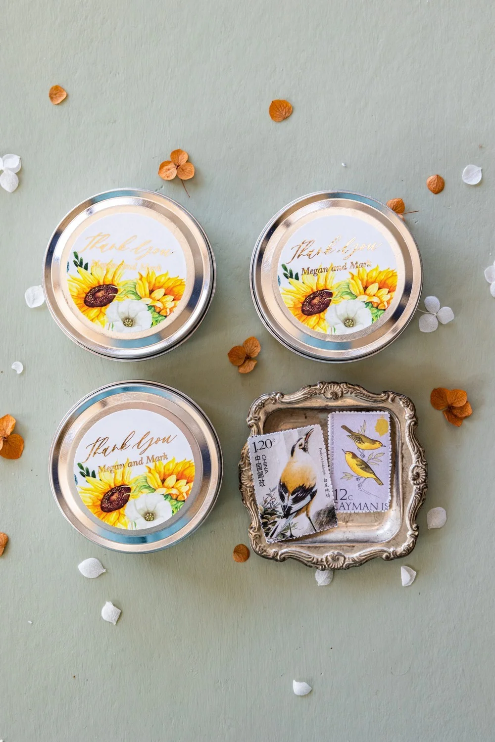 Bougies de cire de soja personnalisées et faites à la main pour les invités de votre mariage, avec texte en or et tournesols.