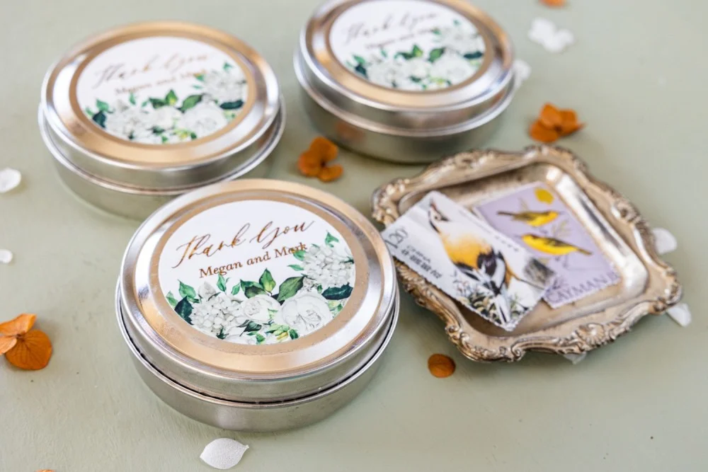 Velas de cera de soja personalizadas y hechas a mano para los invitados de su boda con texto dorado y flores blancas
