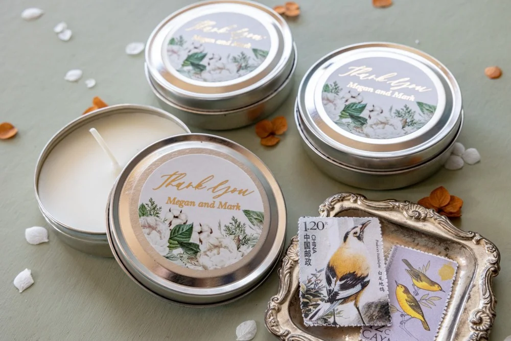 Velas de cera de soja personalizadas y hechas a mano para los invitados de su boda con texto dorado y flores de invierno