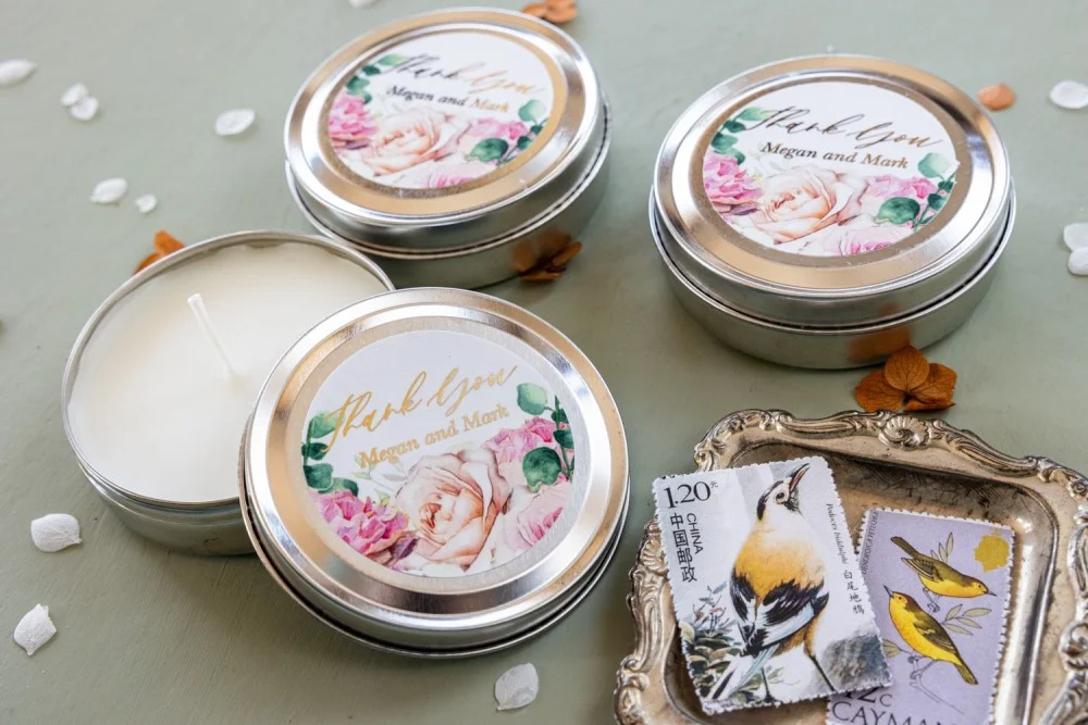 Bougies de cire de soja personnalisées et faites à la main pour les invités de votre mariage, avec un texte en or et des fleurs