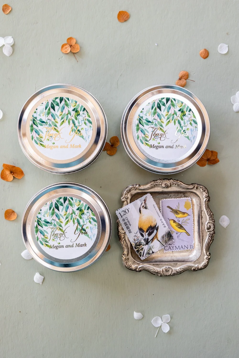 Bougies de cire de soja personnalisées et fabriquées à la main pour les invités de votre mariage, avec texte en or et muguet.