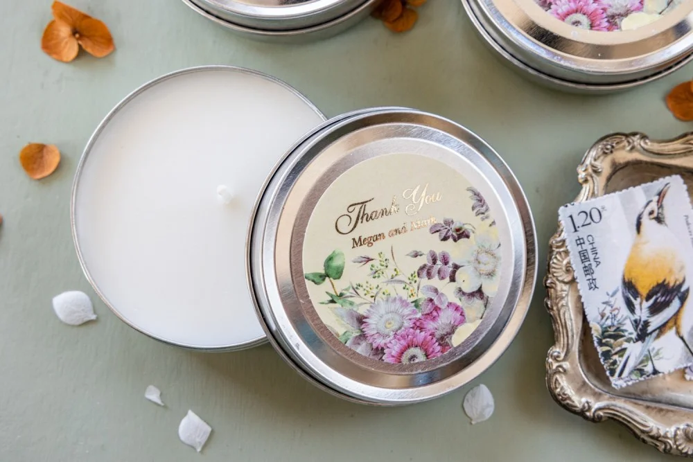 Velas de cera de soja personalizadas y hechas a mano para los invitados de tu boda con texto dorado y flores vintage
