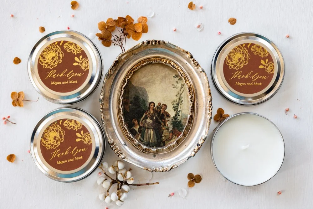 Bougies de cire de soja personnalisées et faites à la main pour les invités de votre mariage, avec texte et fleurs en or.