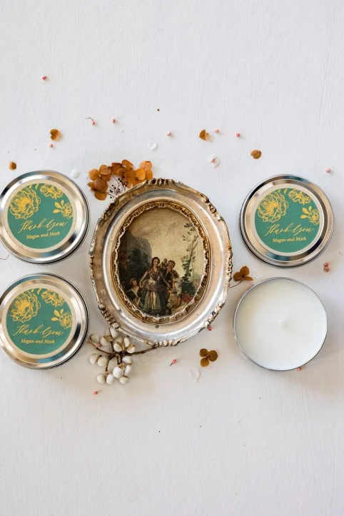 Bougies de cire de soja personnalisées et faites à la main pour les invités de votre mariage, avec texte et fleurs en or.