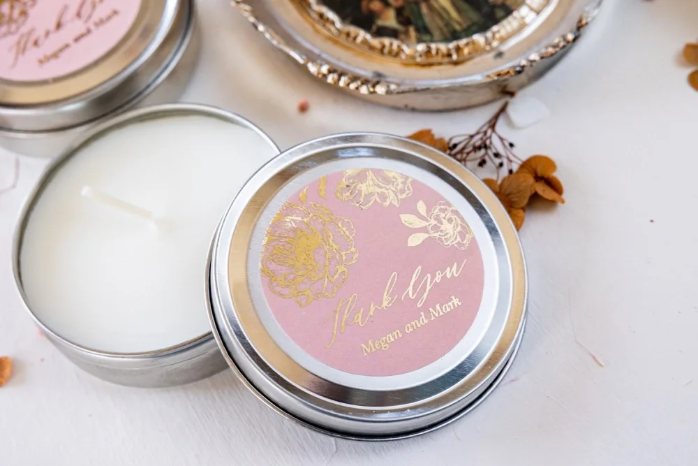 Personalisierte handgemachte Soja-Wachs-Kerzen Geschenk für Ihre Hochzeitsgäste mit Gold Text und Blumen