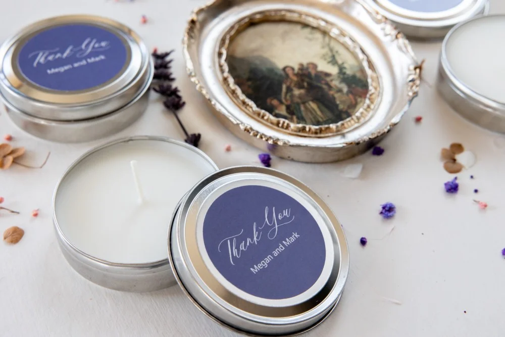 Bougies de cire de soja personnalisées et faites à la main pour vos invités à un mariage, couleur violette.
