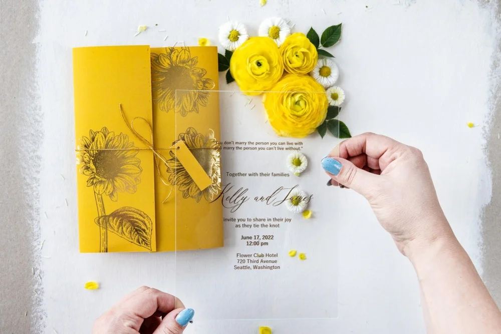 Sonnenblumen-Hochzeitseinladung aus Acryl oder Glas: Transparentes Design mit leuchtenden gelben Blüten - GL33
