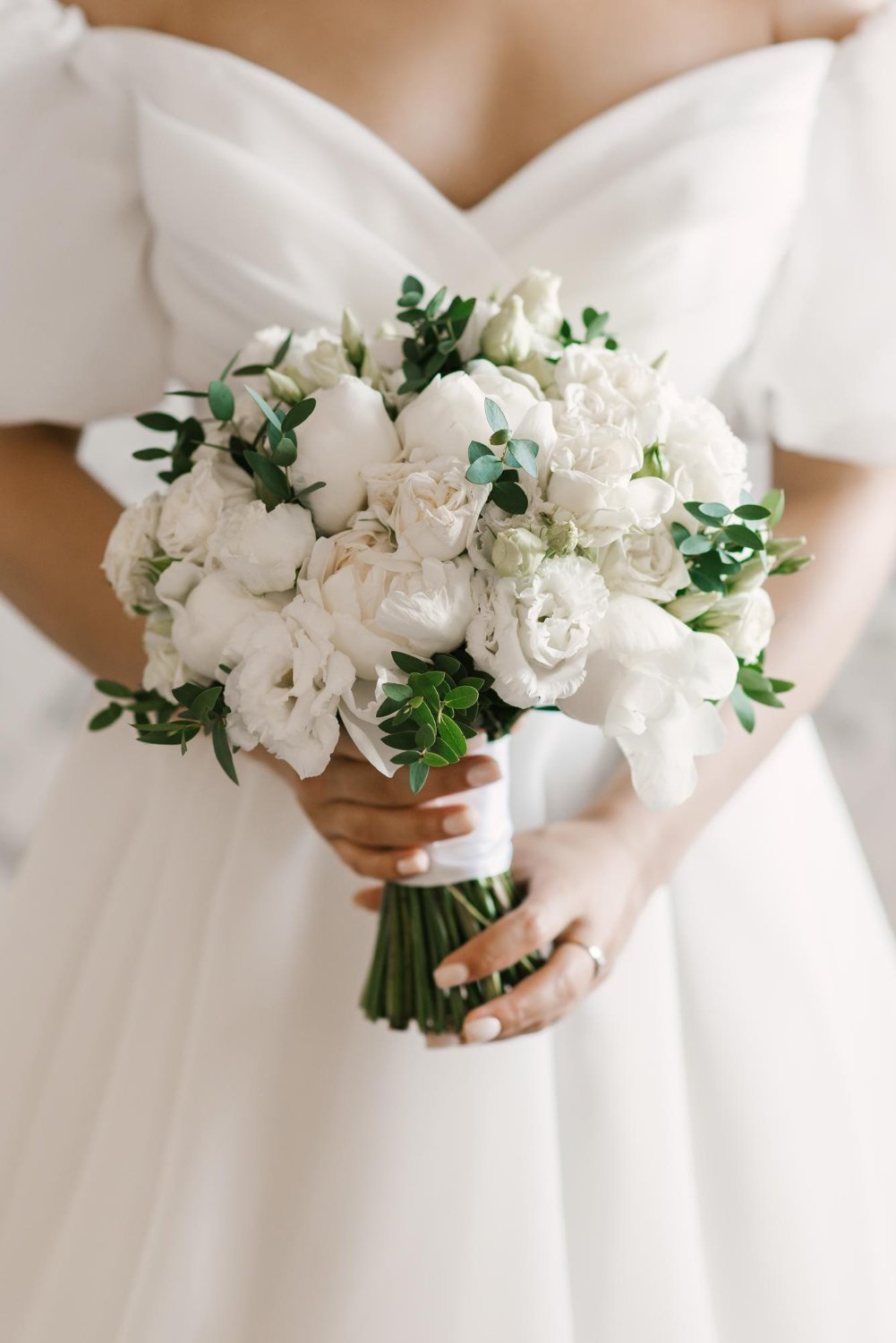 Photo bridal bouquet of white peonies and roses