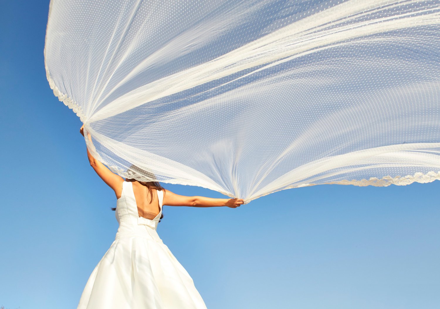 bride holding the veil in the wind