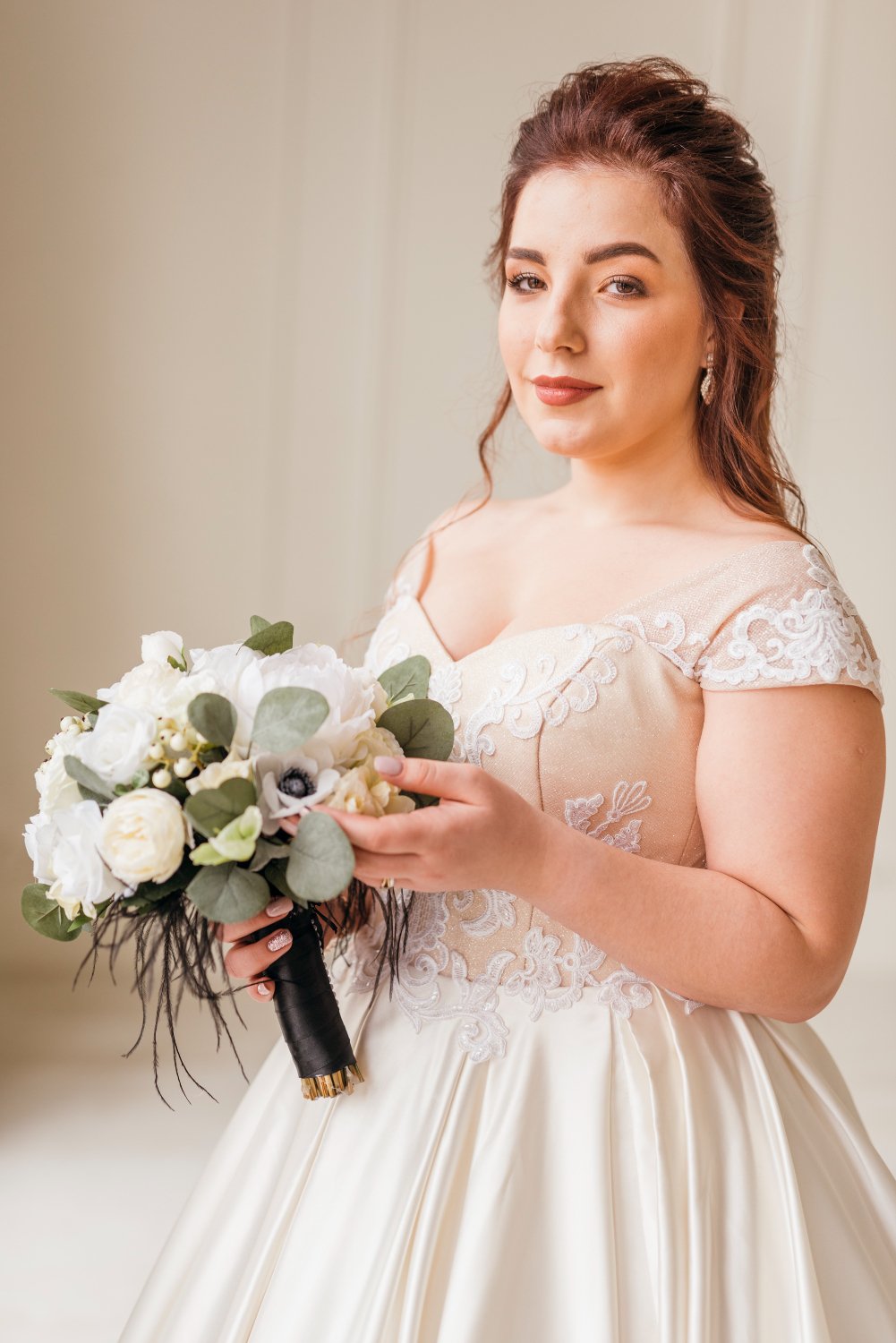 photo bride with bouquet of flowers