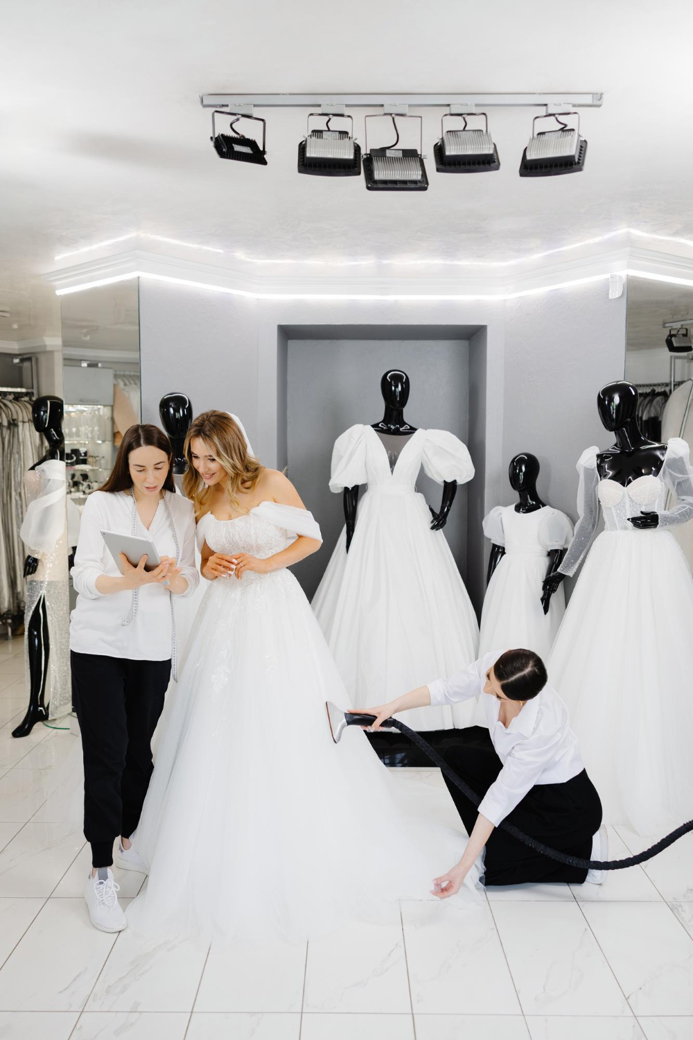 Photo the bridetobe chooses a dress for the wedding