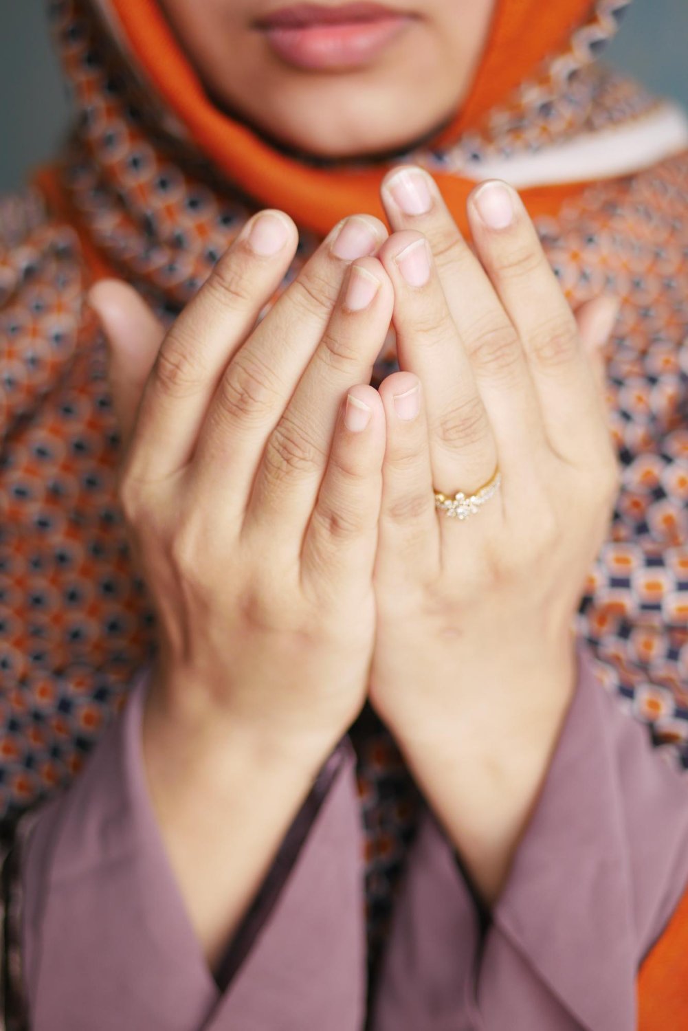 muslim women hand praying at ramadan
