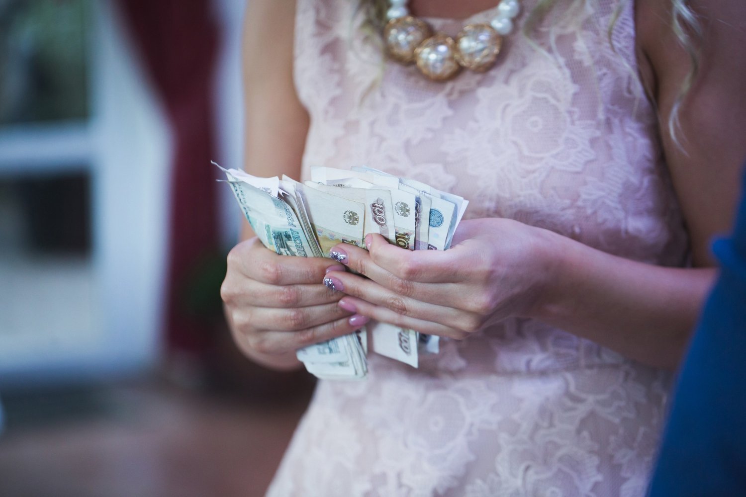Here's How Much You Should Spend On Wedding Gifts As A Guest In 2023,  According To A Pro - Narcity