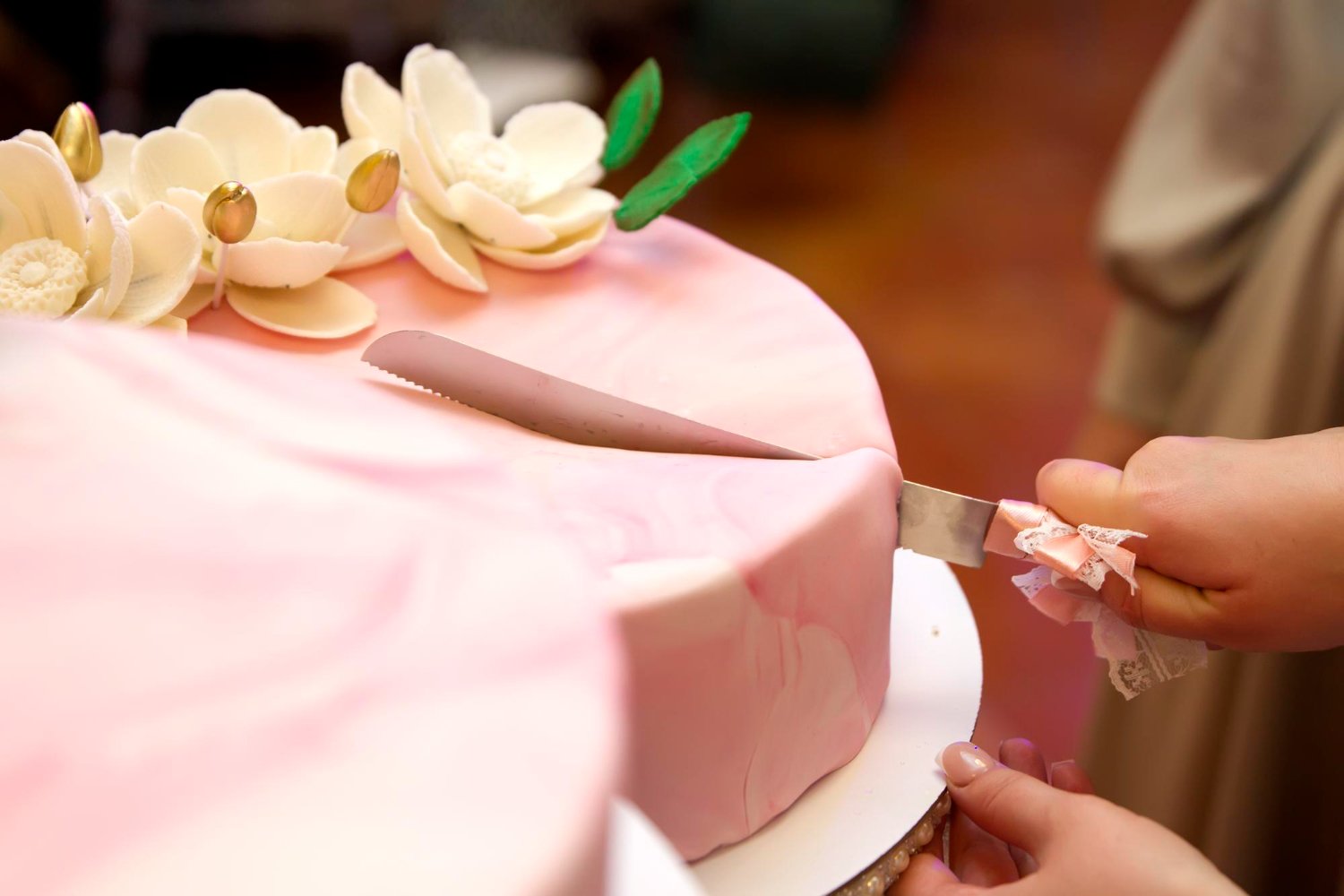 Photo cut wedding cake