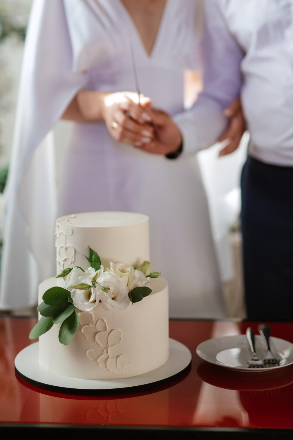  newlyweds happily cut and taste the wedding cake