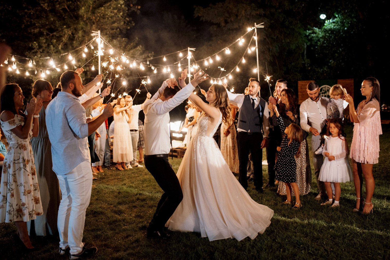 https://cardswith.love/img/cms/sparklers-wedding-newlyweds-hands-joyful-guests%20(5).jpg