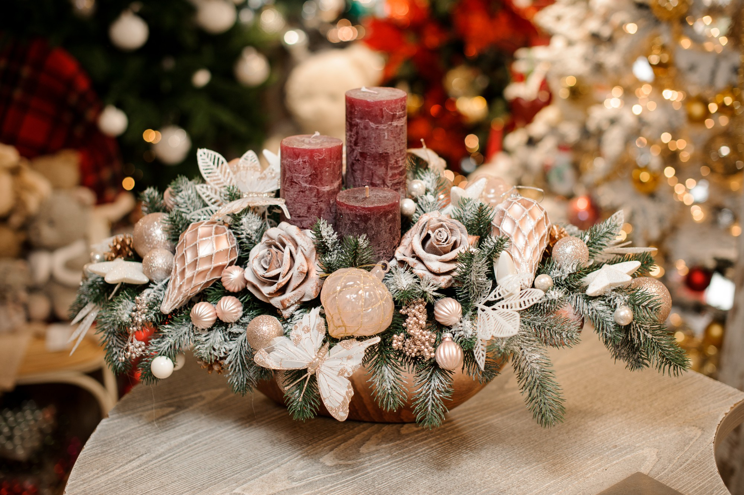 Photo vase with christmas decor composition of flowers and candles