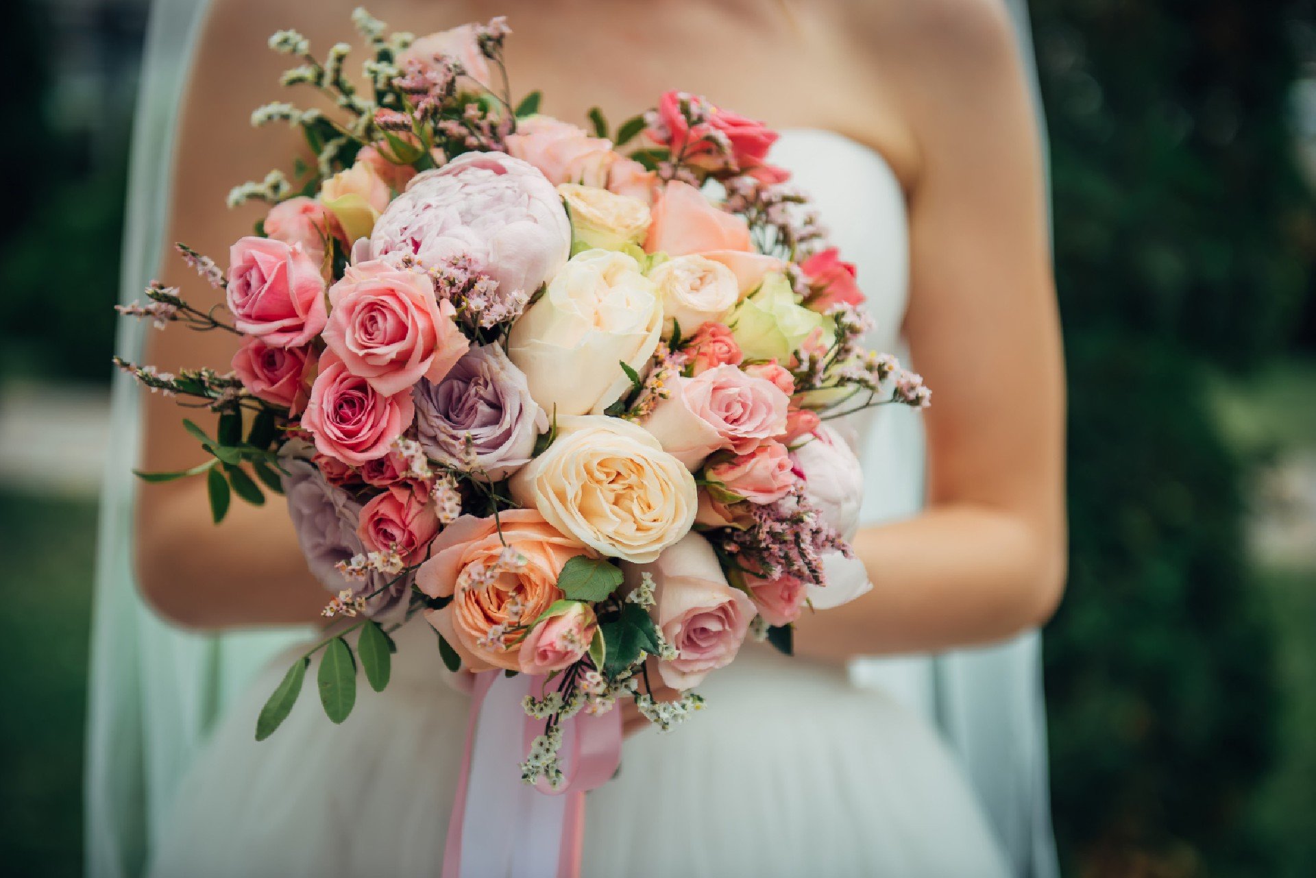 Qui reçoit des fleurs lors d’un mariage ?