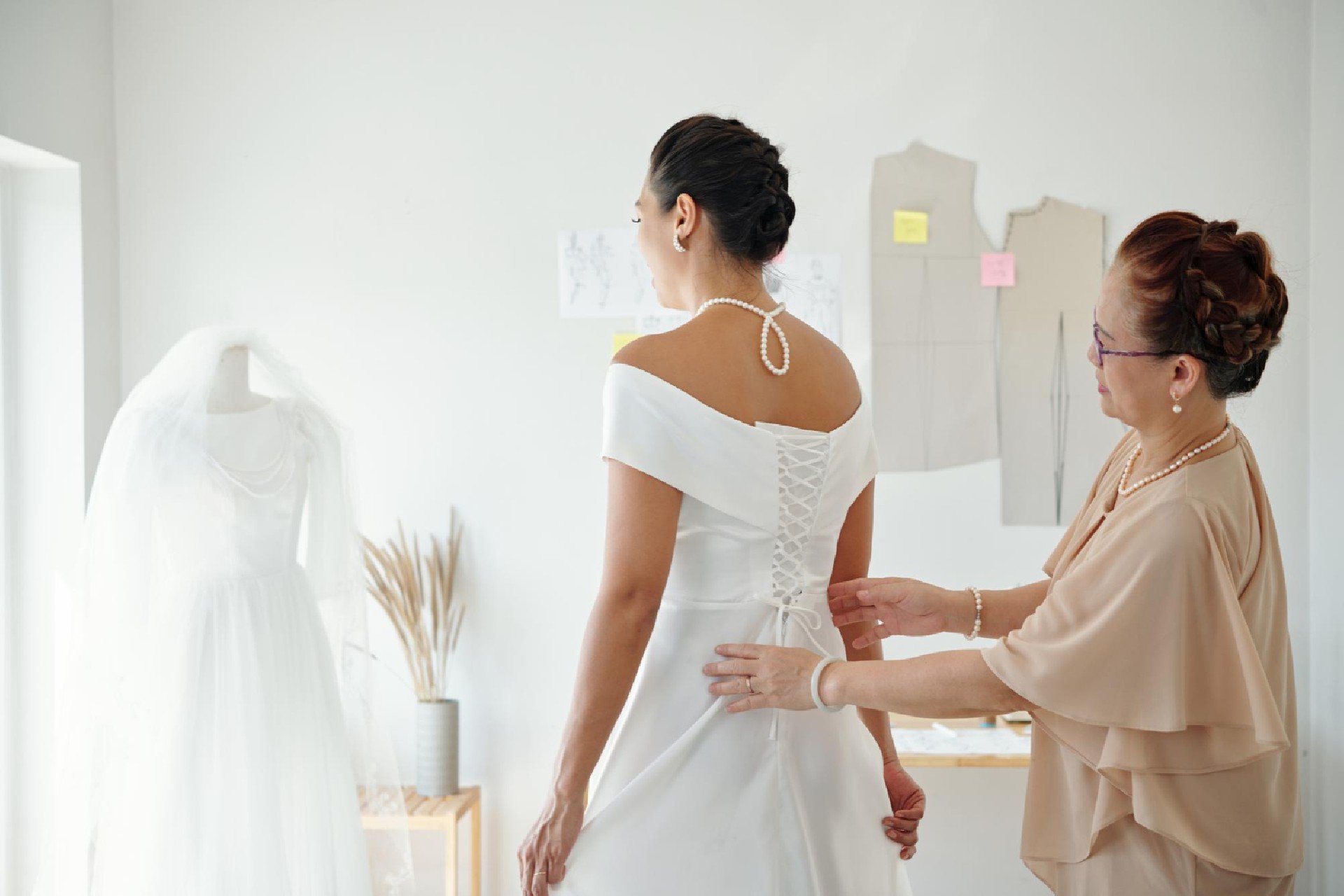 Was trägt man zu einem Hochzeitskleid-Termin?