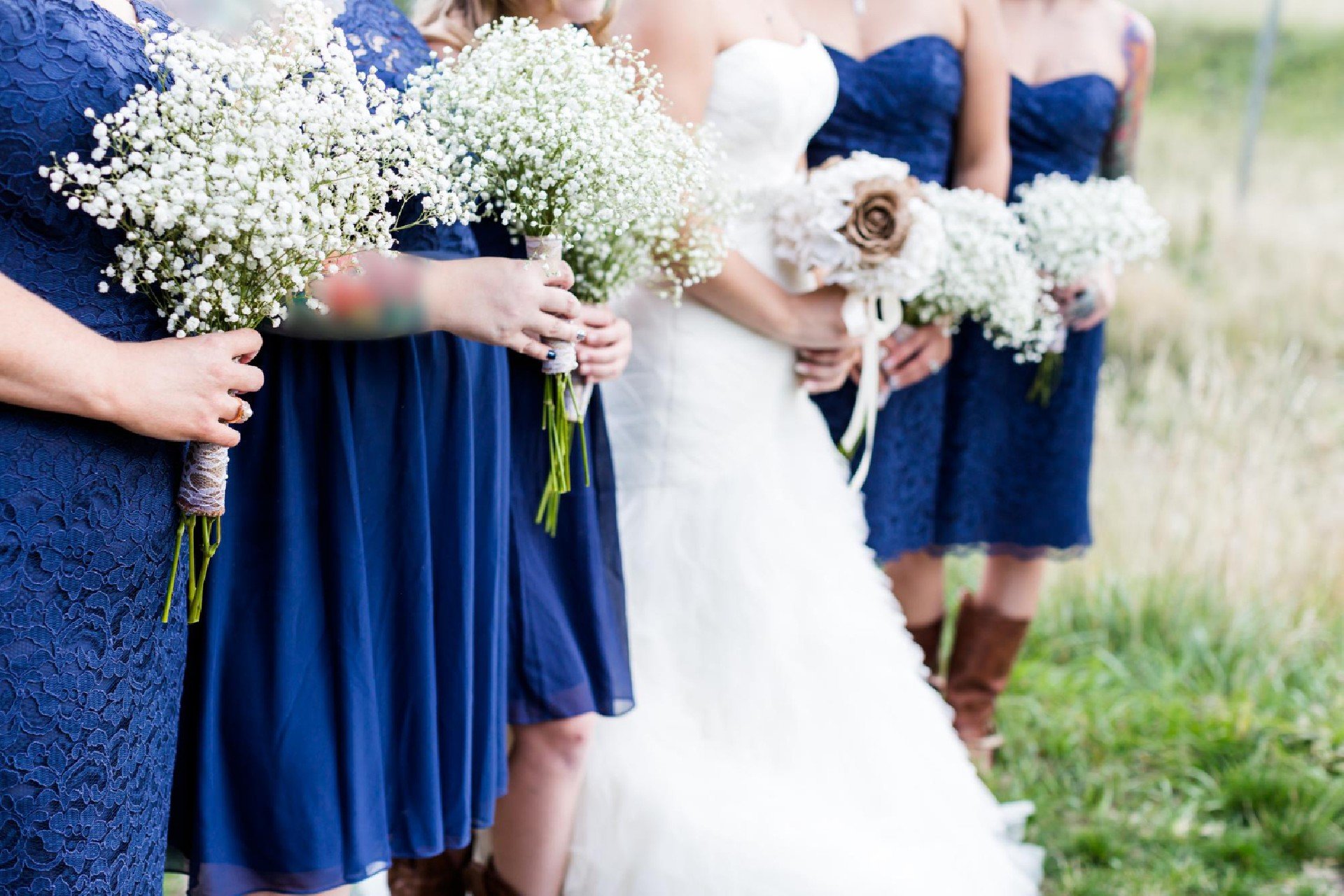 Come accessoriare un abito blu navy per un matrimonio?
