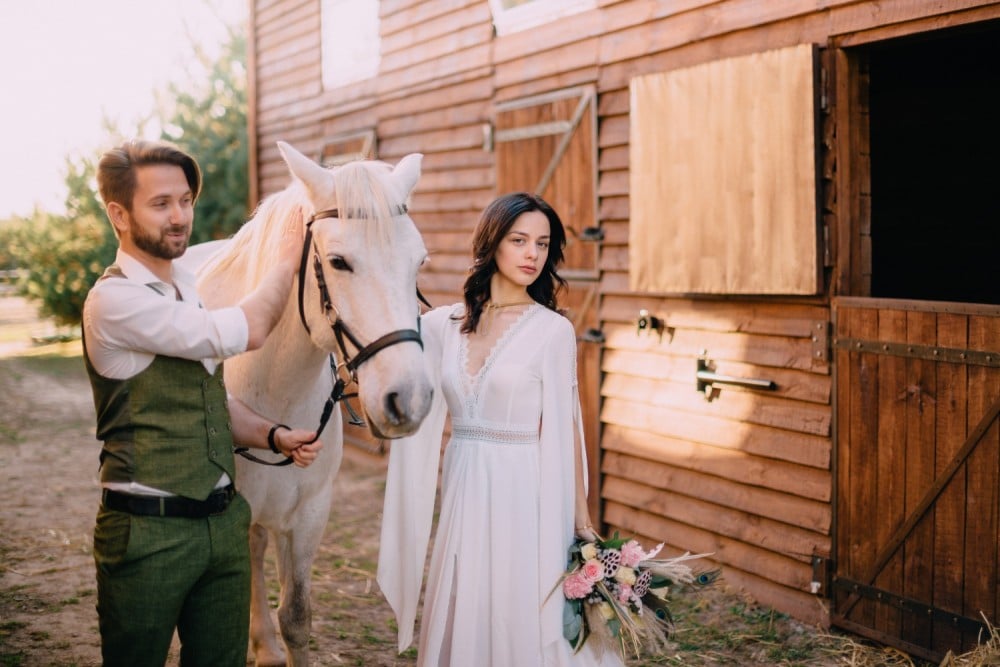Was sollte man zu einer Hochzeit auf dem Bauernhof anziehen?