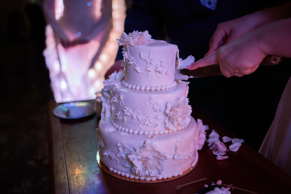¿Cómo cortar el pastel de bodas?